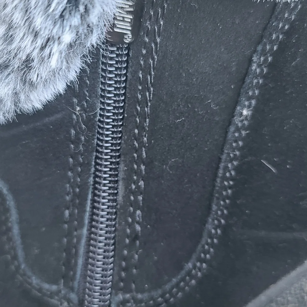 Khombu Black Boots with Gray Fur
